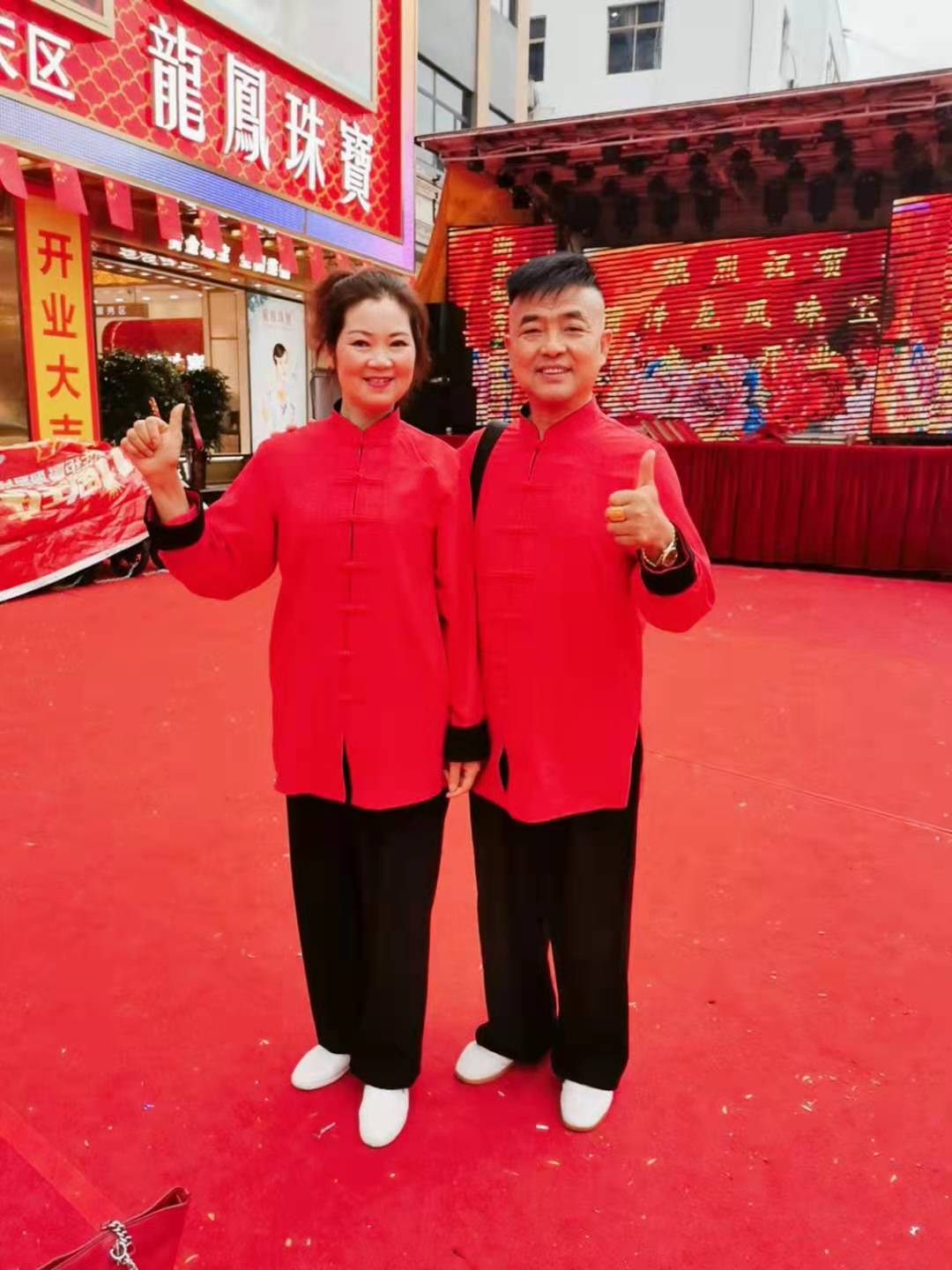 团长团长夫人妇唱夫随